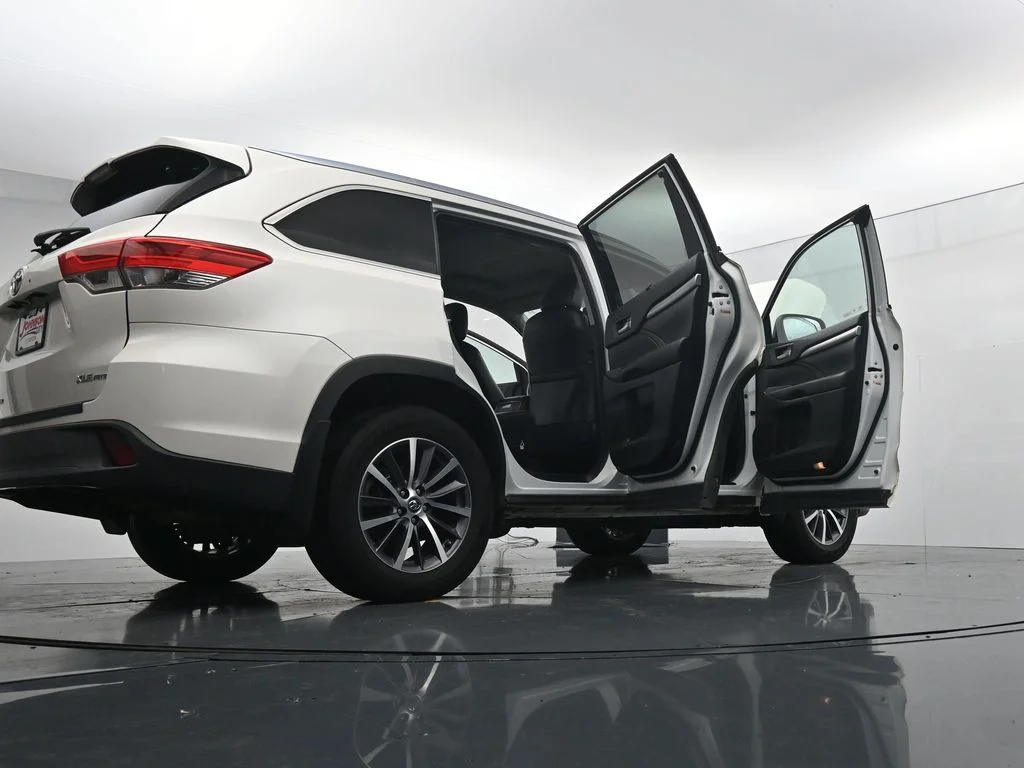 Used 2018 White Toyota XLE image 43