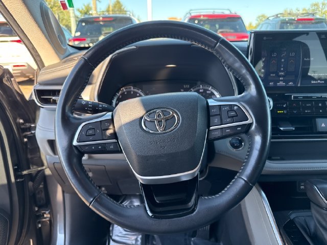 Used 2022 Gray Toyota Platinum image 17