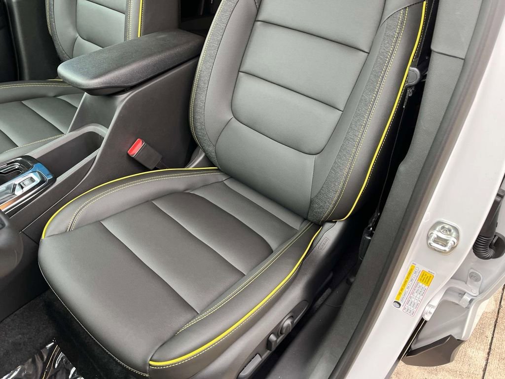 Used 2025 Iridescent Pearl Tricoat Chevrolet ACTIV image 23