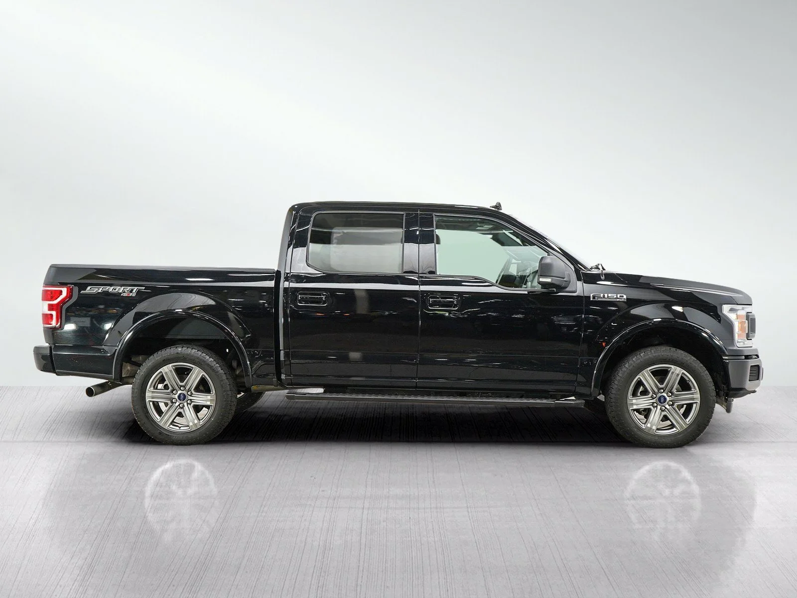 Used 2018  Ford XL image 6