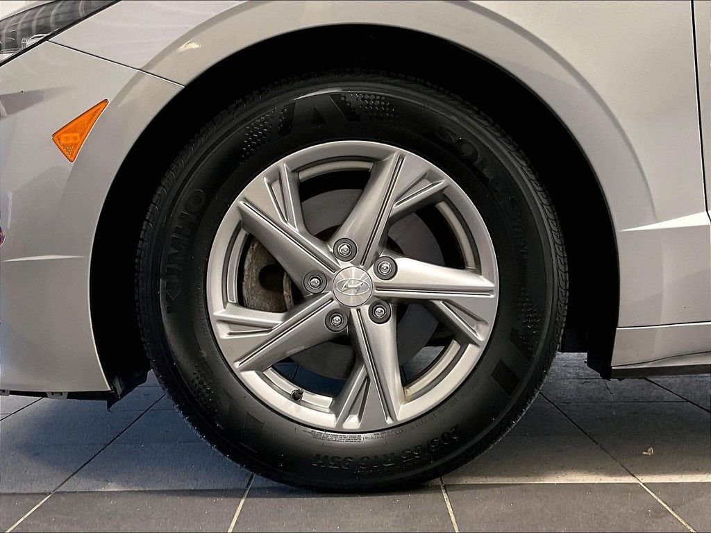 Used 2023 Silver Hyundai SE image 7