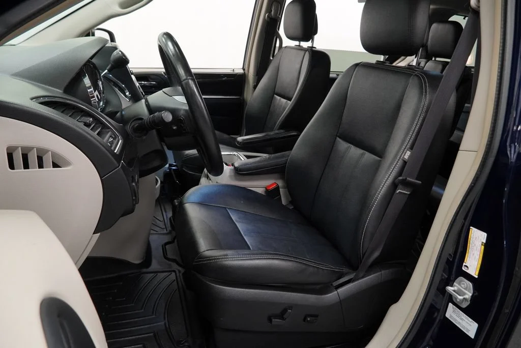 Used 2016 Blue Chrysler Touring image 4