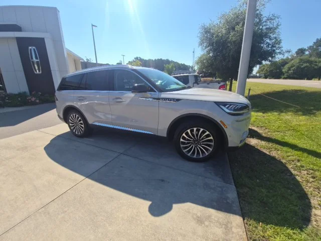 Used 2024 White Lincoln Reserve image 4