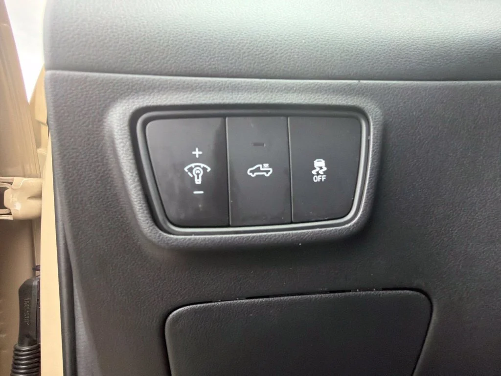 Used 2023 Sand Hyundai SE image 17