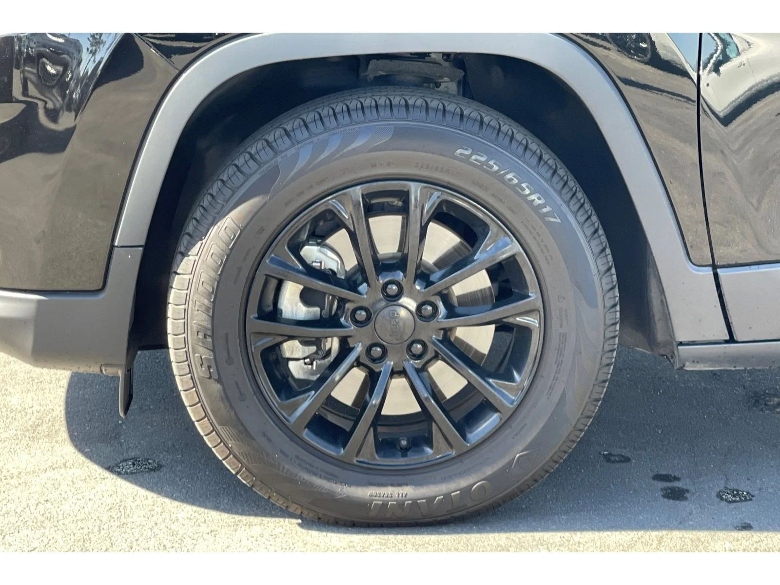Used 2021 Diamond Black Crystal Pearlcoat Jeep Latitude Lux image 43