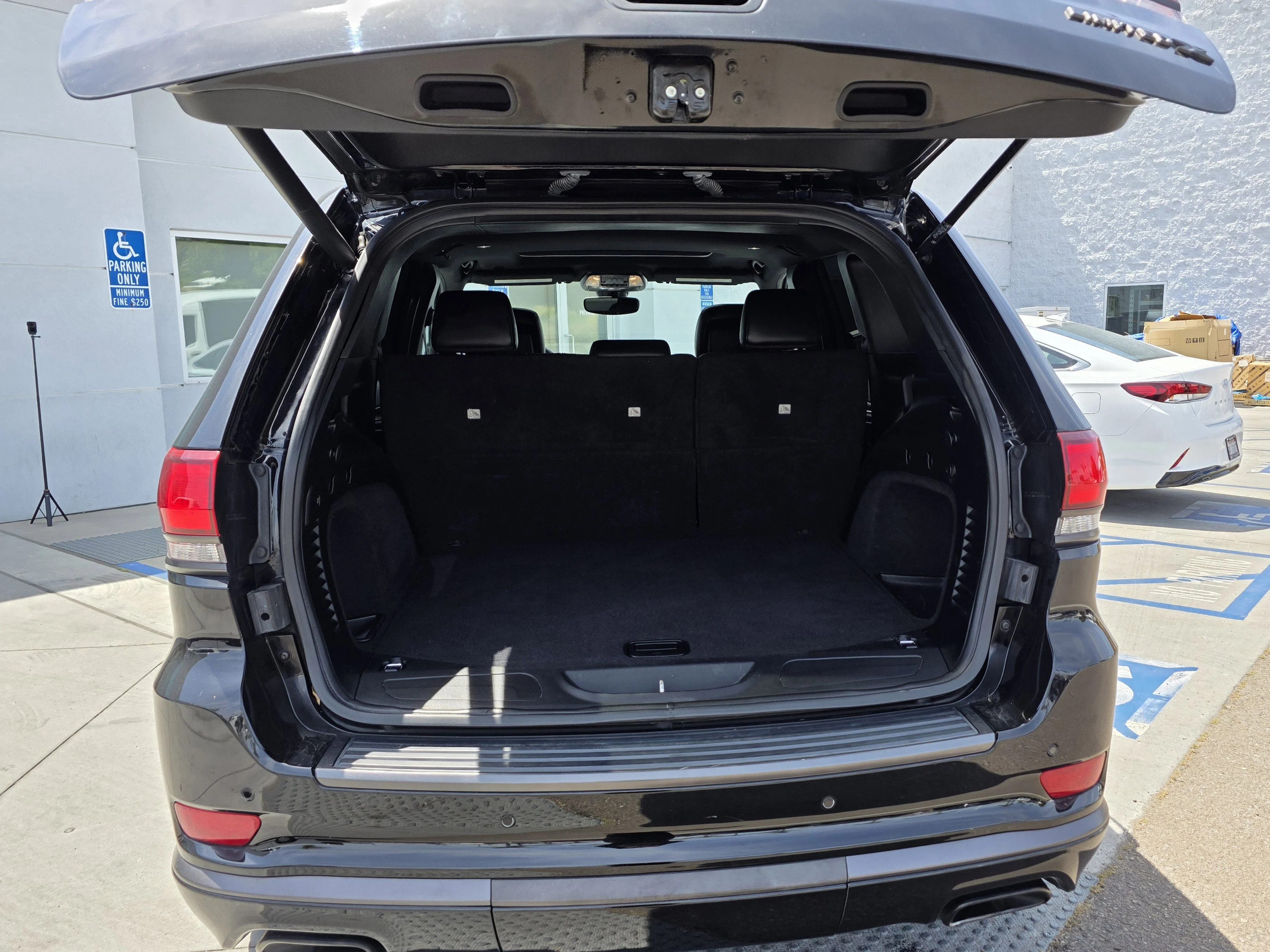 Used 2020 Diamond Black Jeep Limited image 19