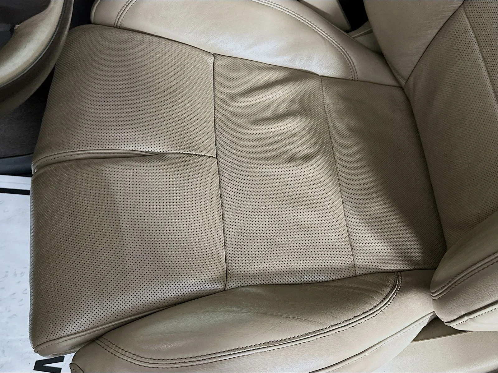 Used 2021 White Lincoln Reserve image 23