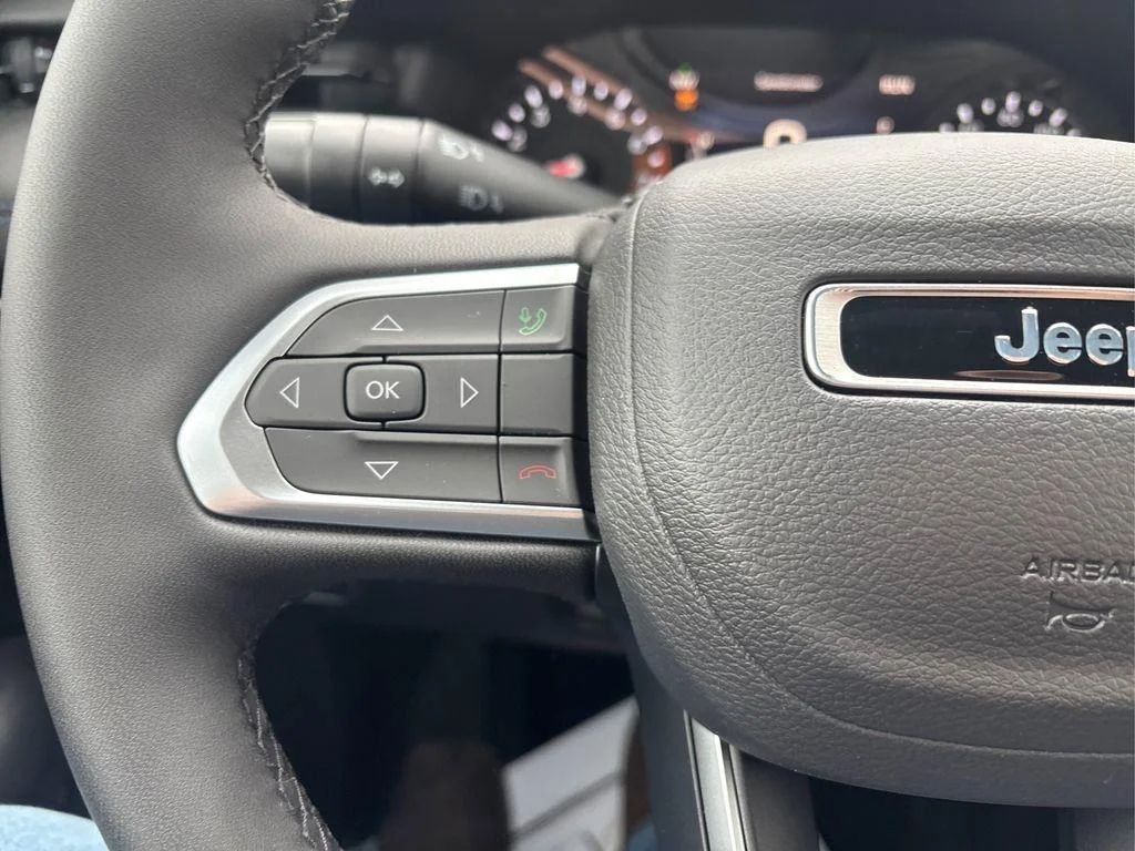 New 2026 Hydro Blue Pearlcoat Jeep Latitude Altitude image 24