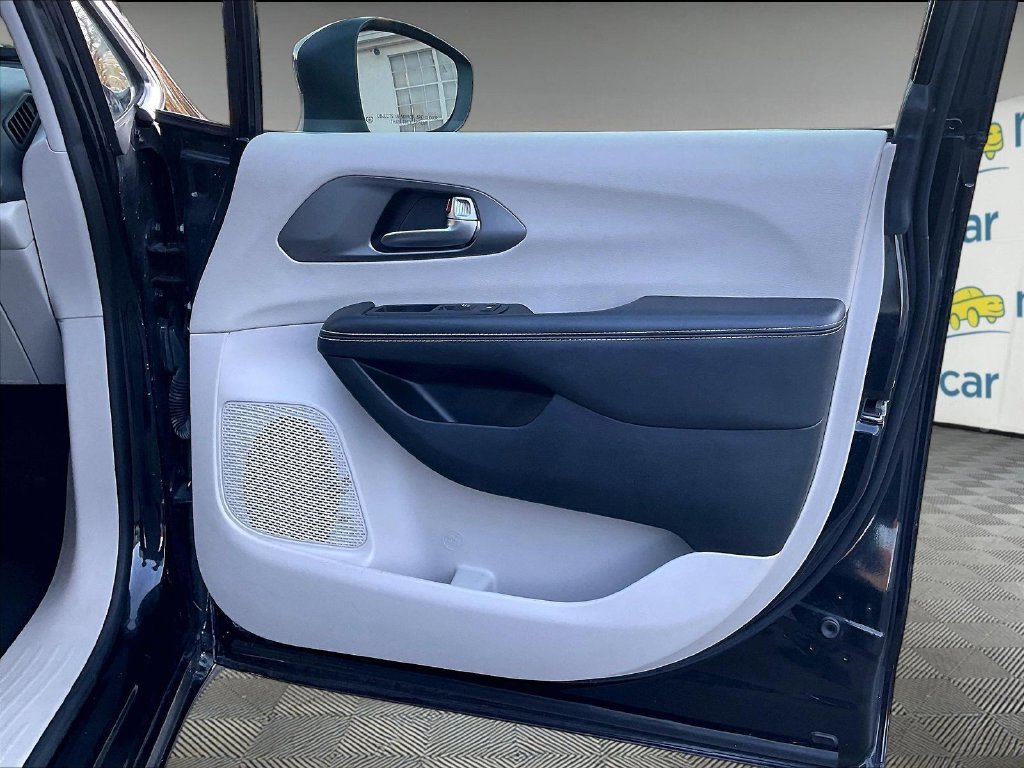 Used 2023 Black Chrysler Touring L image 27