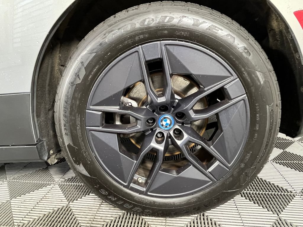 Used 2024 Gray BMW xDrive50 image 14