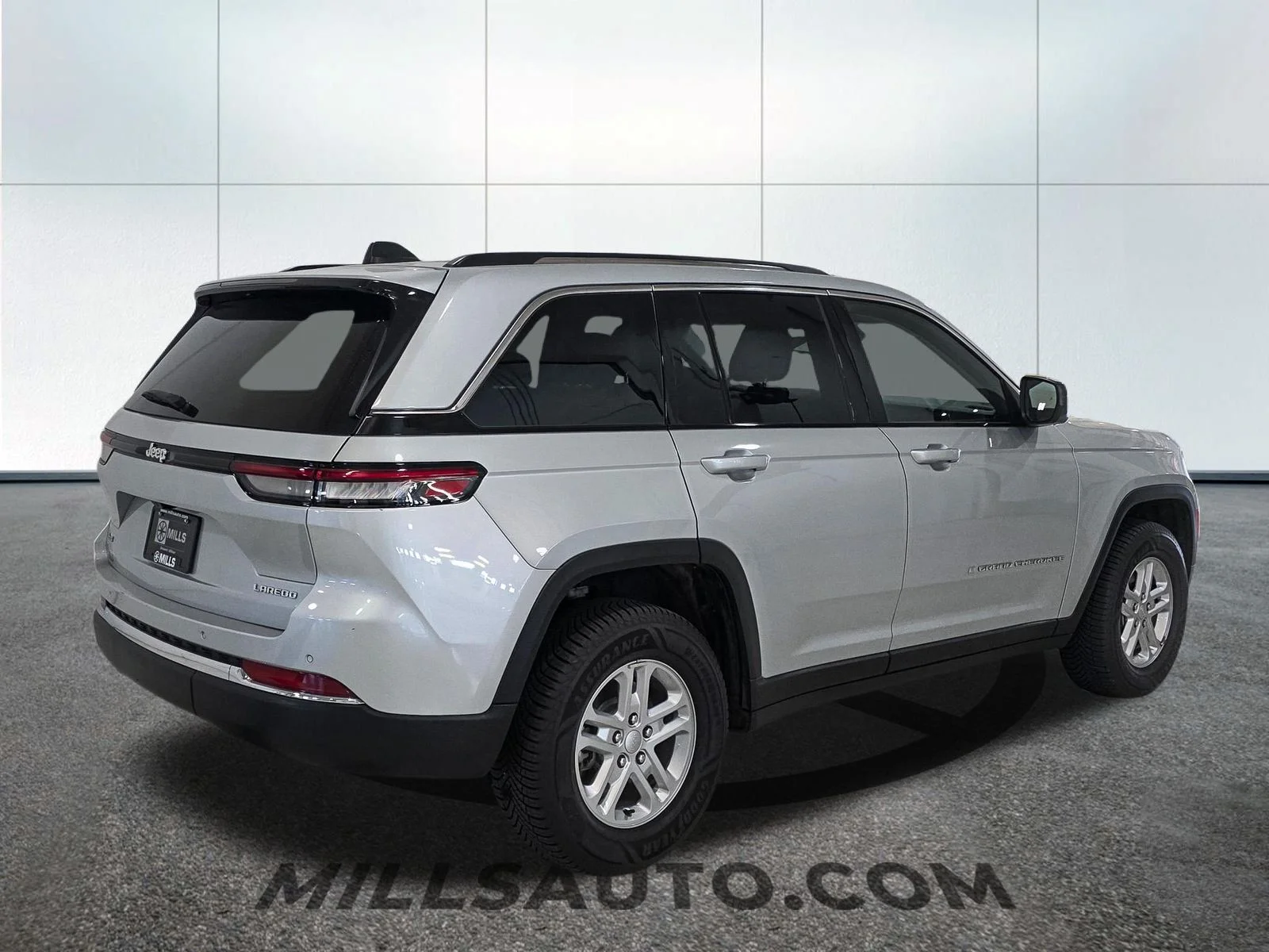 Used 2023 Silver Jeep Laredo image 8