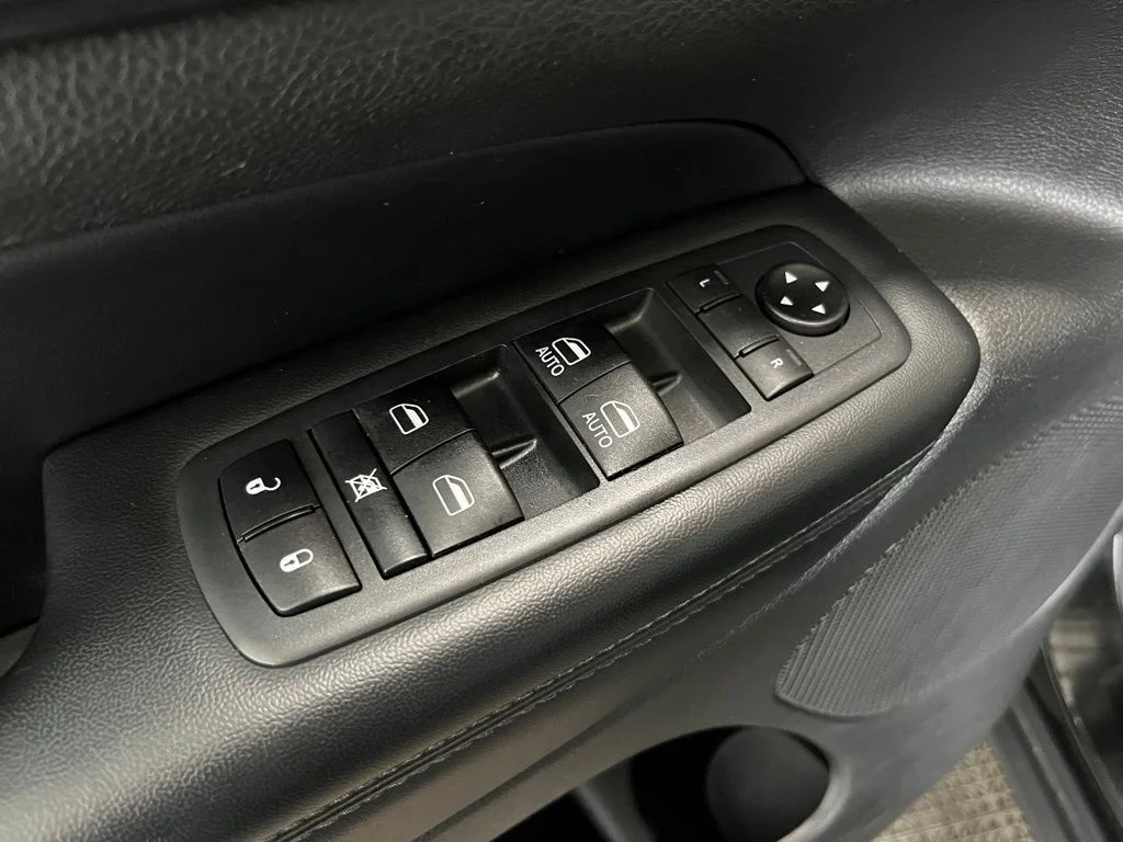 Used 2020 Black Jeep Laredo E image 3