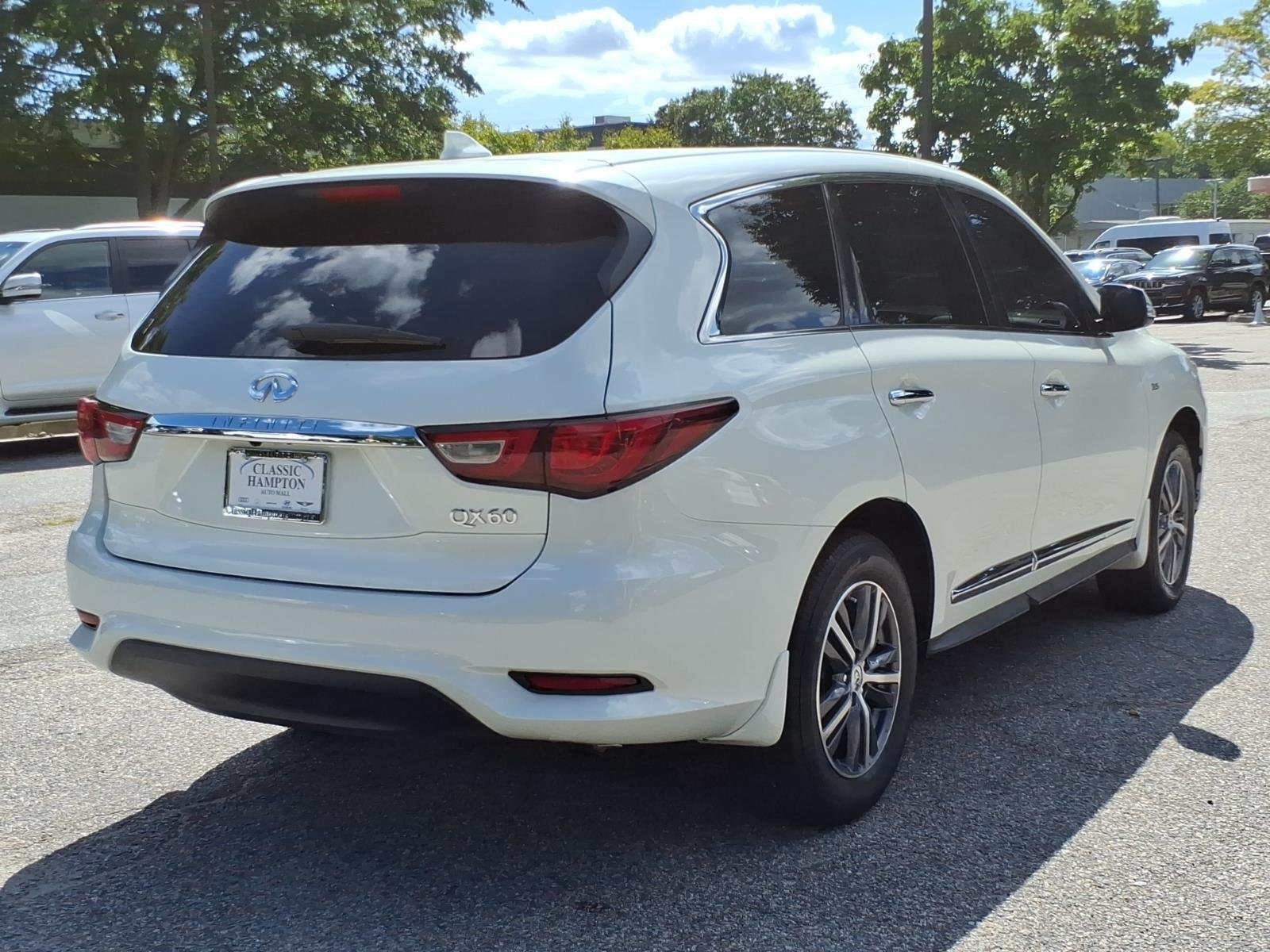 Used 2017 Majestic White INFINITI  image 8
