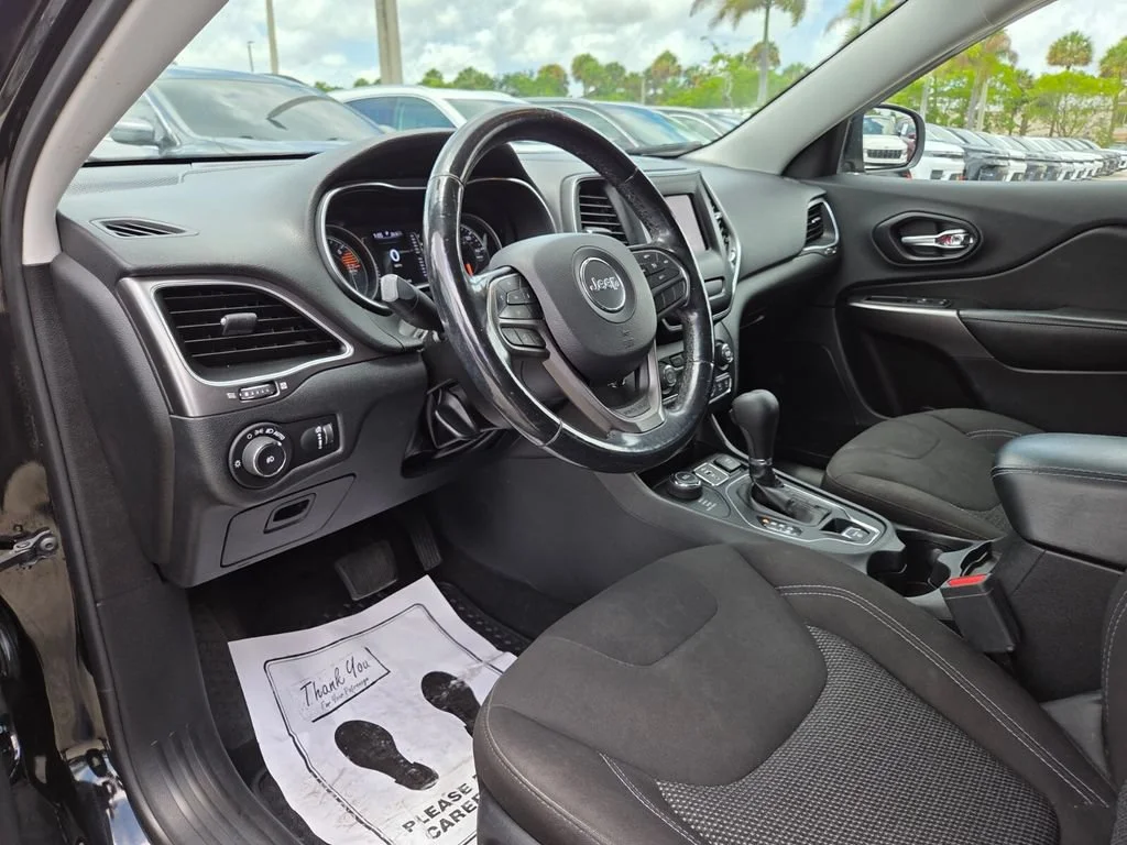 Certified Used 2019 Diamond Black Crystal Pearlcoat Jeep Latitude image 28