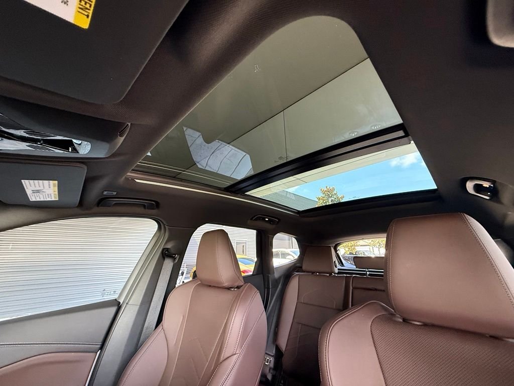 Used 2024 Mineral White Metallic BMW xDrive28i image 21