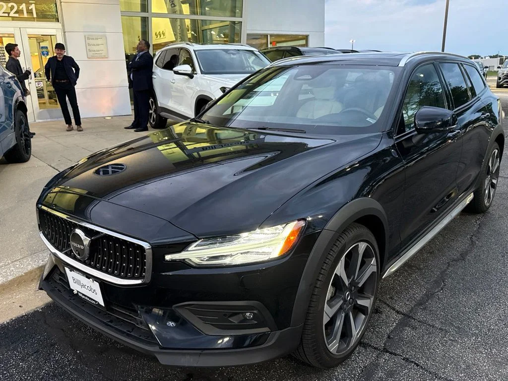 Used 2024 Onyx Black Metallic Volvo Ultimate image 2