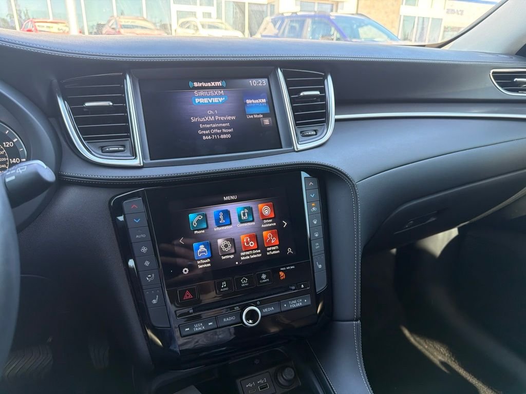 Used 2023 White INFINITI LUXE image 3