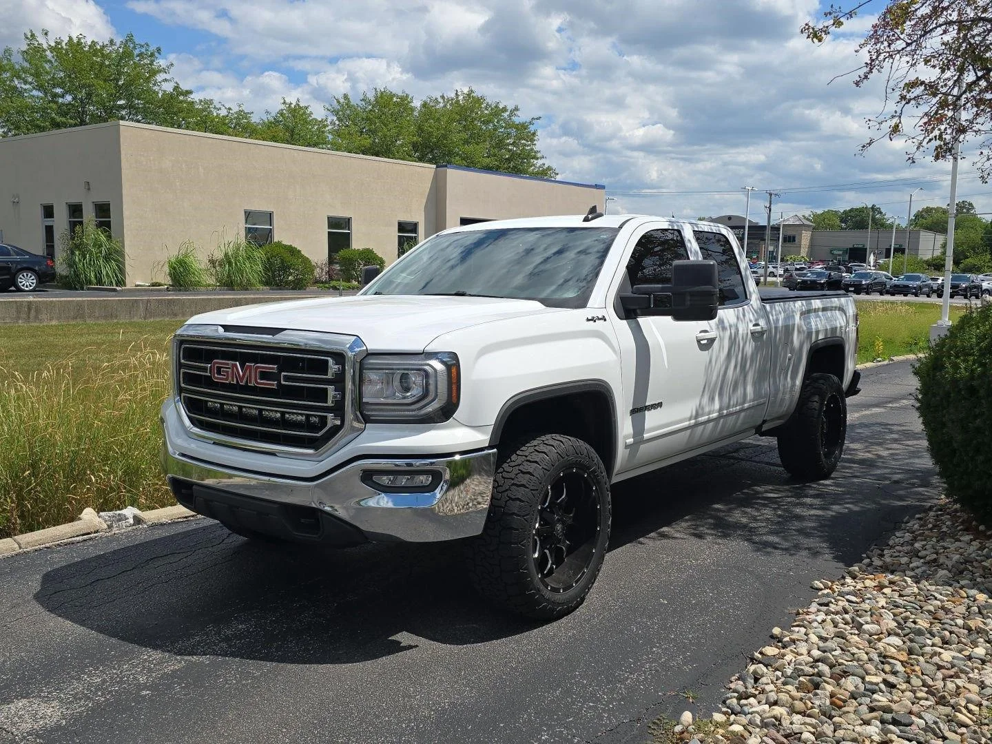 Used 2019 Summit White GMC SLE image 3