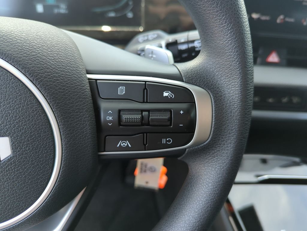 Used 2025 White Kia LX image 23