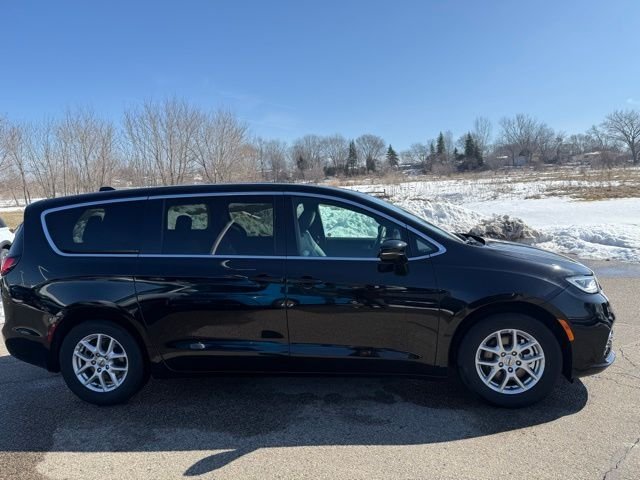 Used 2025 Chrysler Pacifica Select with VIN 2C4RC1BG2SR568144 for sale in Rochester, Minnesota