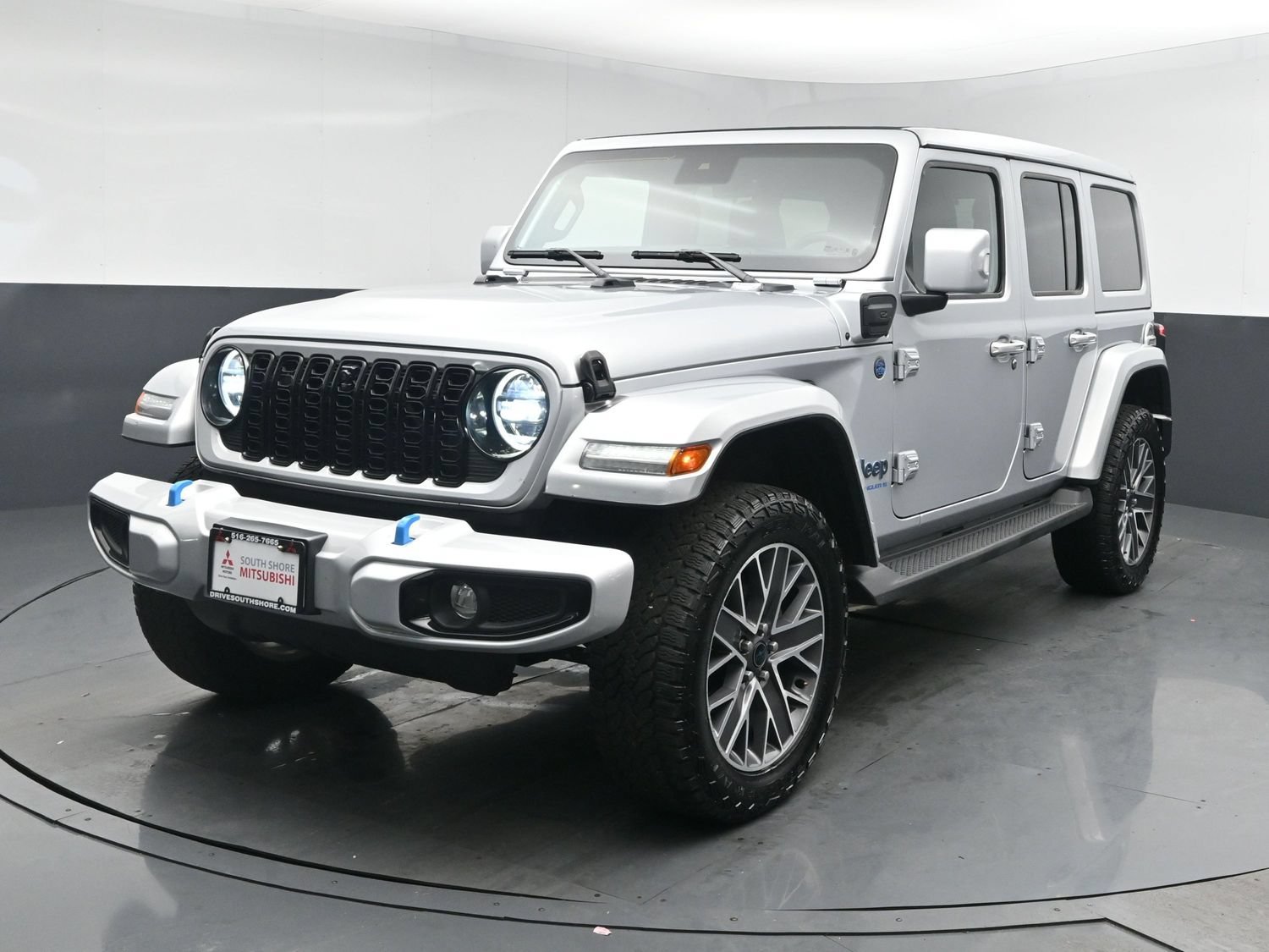 Used 2024 Silver Zynith Clearcoat Jeep High Altitude image 1