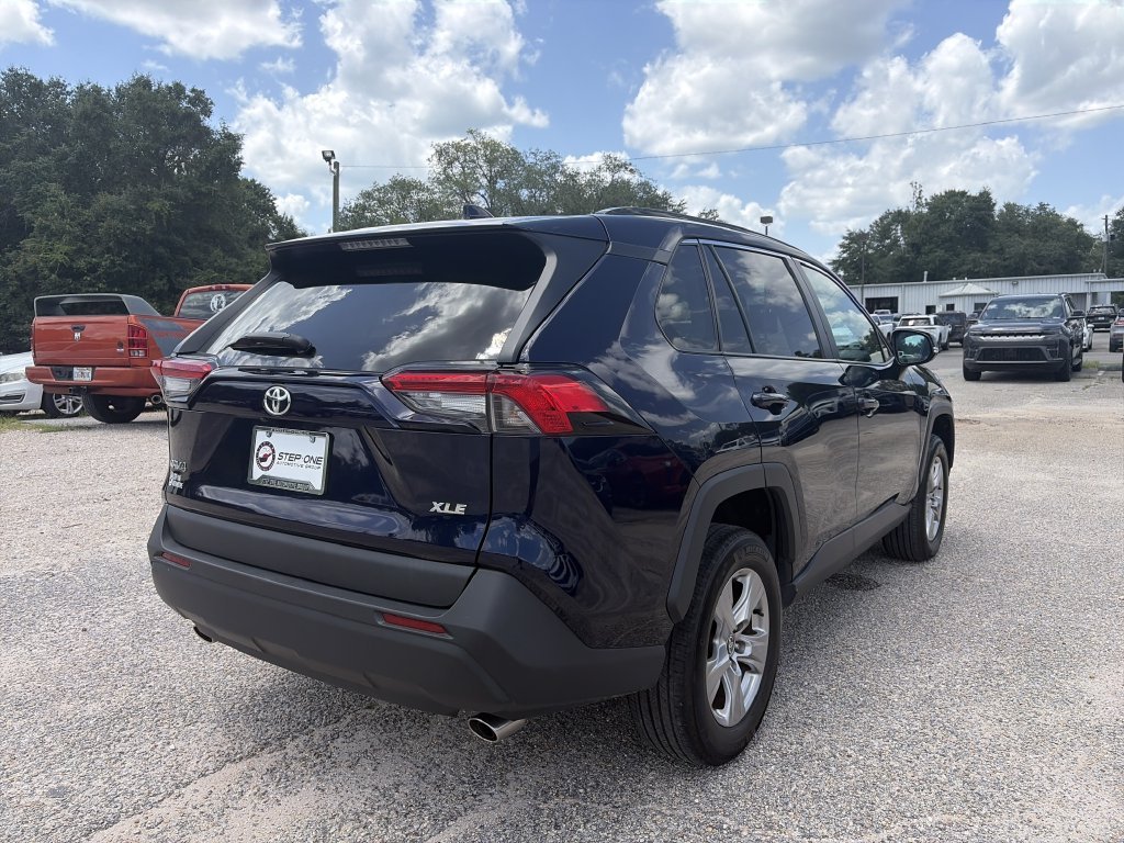 Used 2025  Toyota XLE image 6