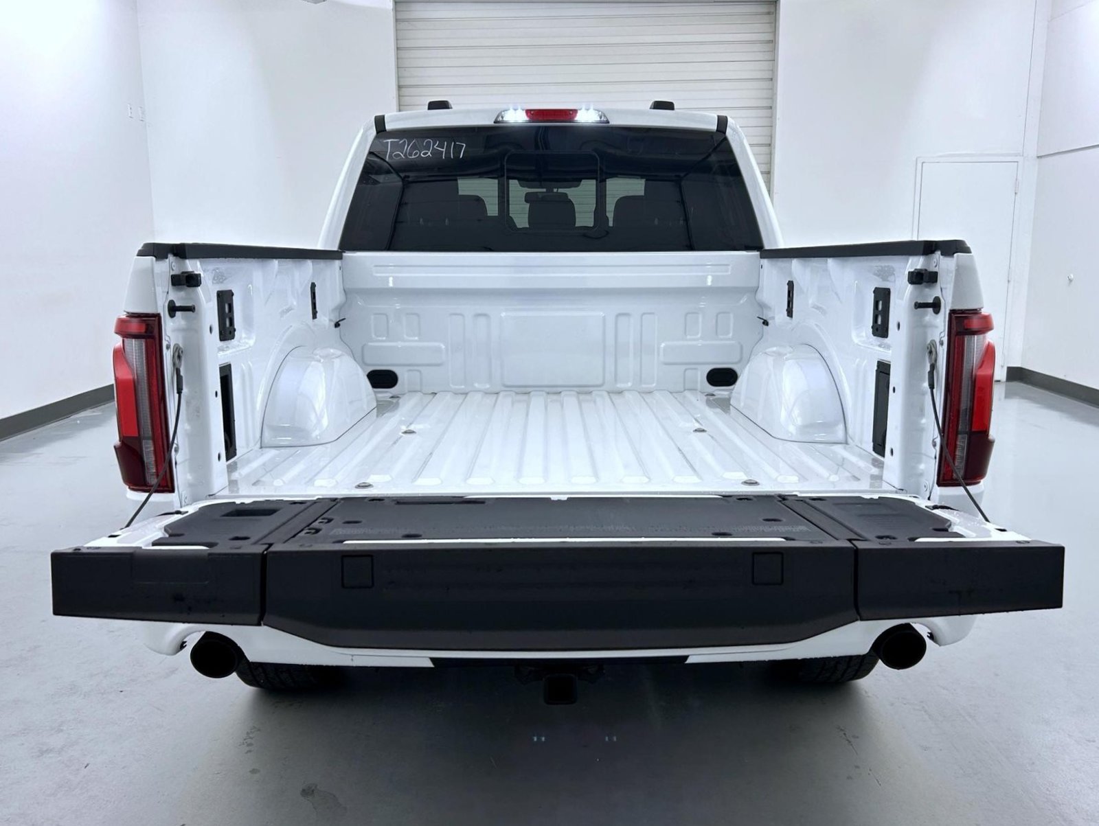 New 2026 Oxford White Ford Lariat image 22