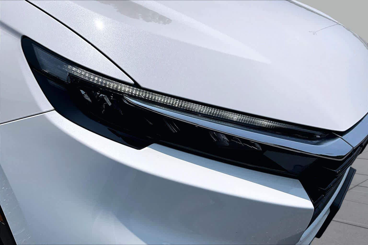 Used 2024 Platinum White Pearl Honda EX image 28