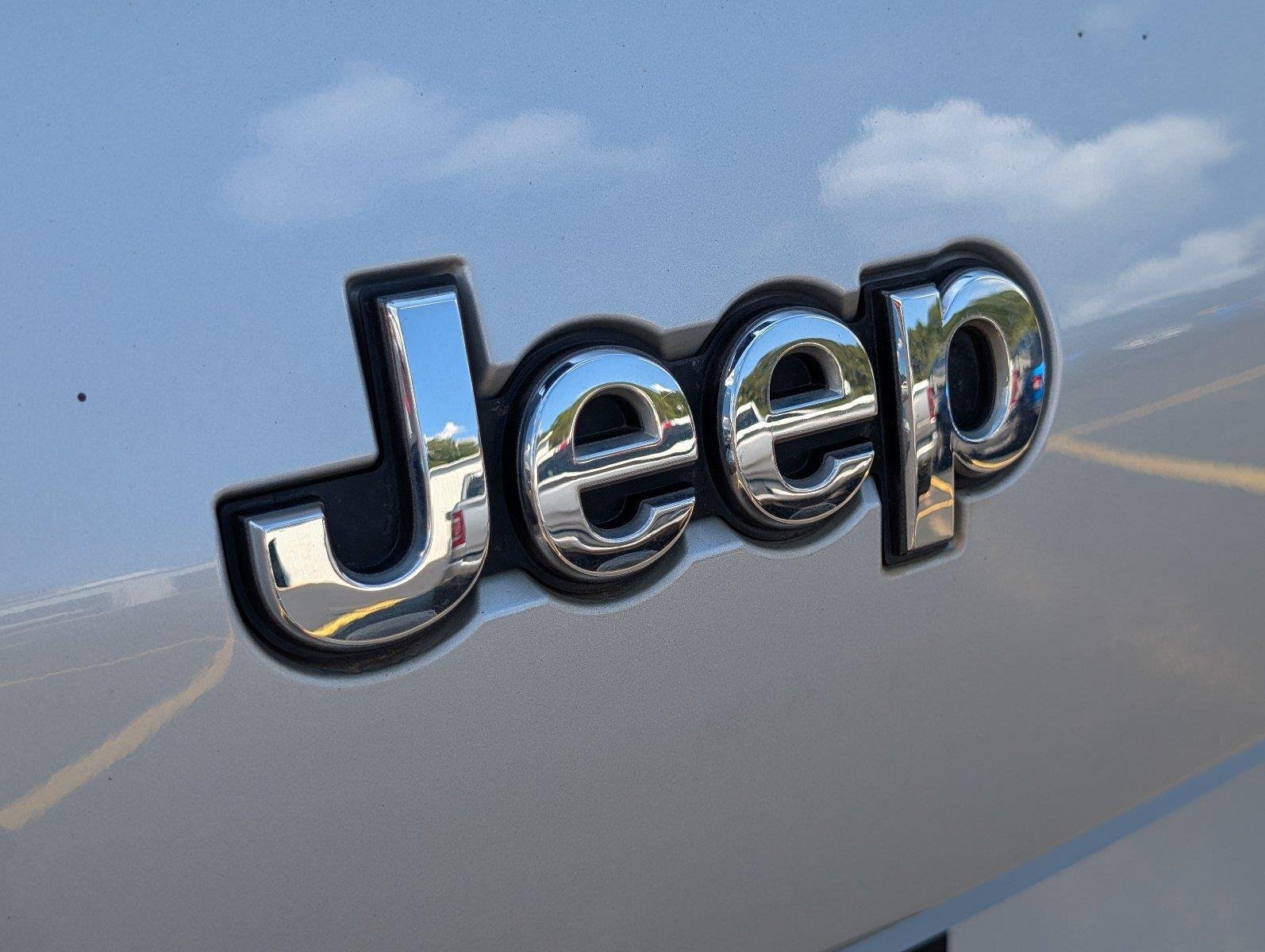 Used 2023 Silver Zynith Jeep Overland image 6