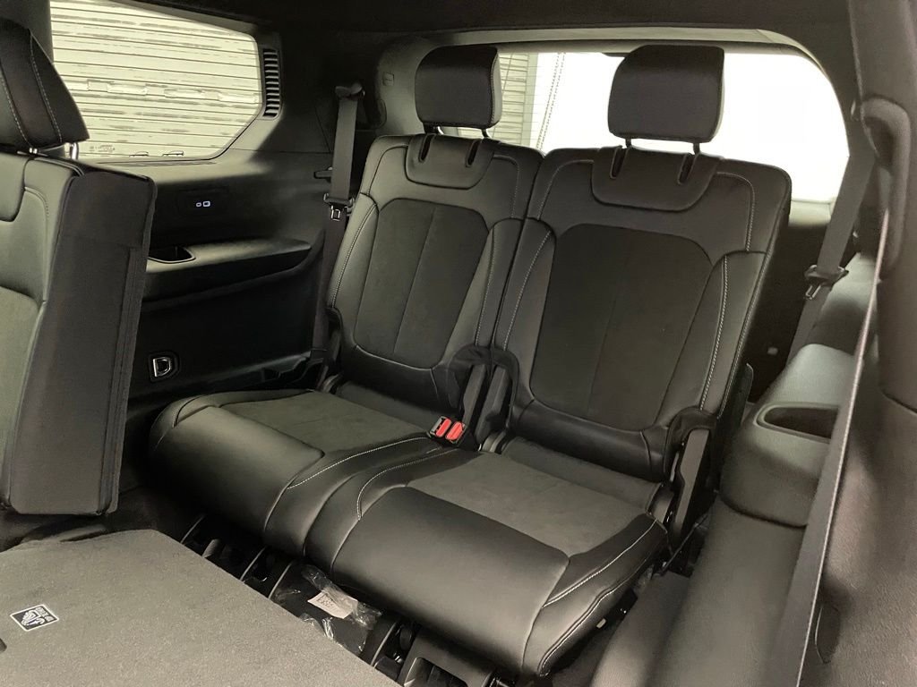New 2026 Diamond Black Crystal Pearl-Coat Exterior Paint Jeep Altitude image 18