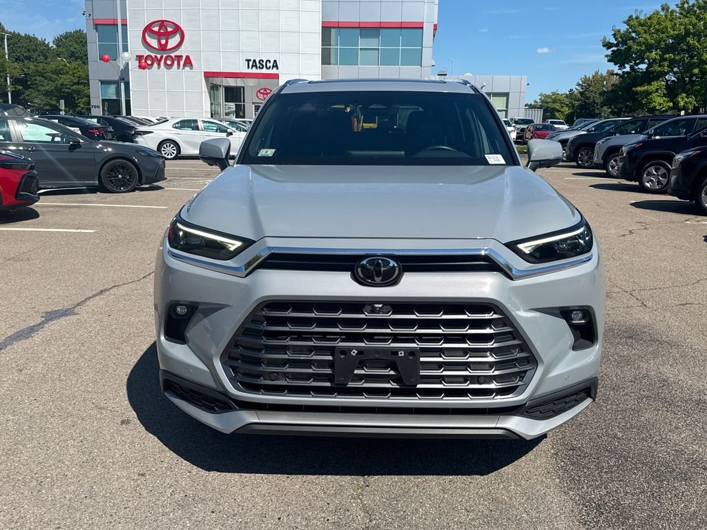 Used 2025  Toyota MAX Limited image 2