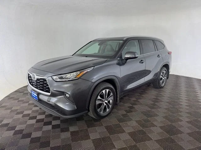 Used 2020 Gray Toyota XLE image 4