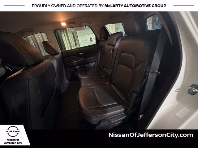 Used 2022 White Nissan SL image 17