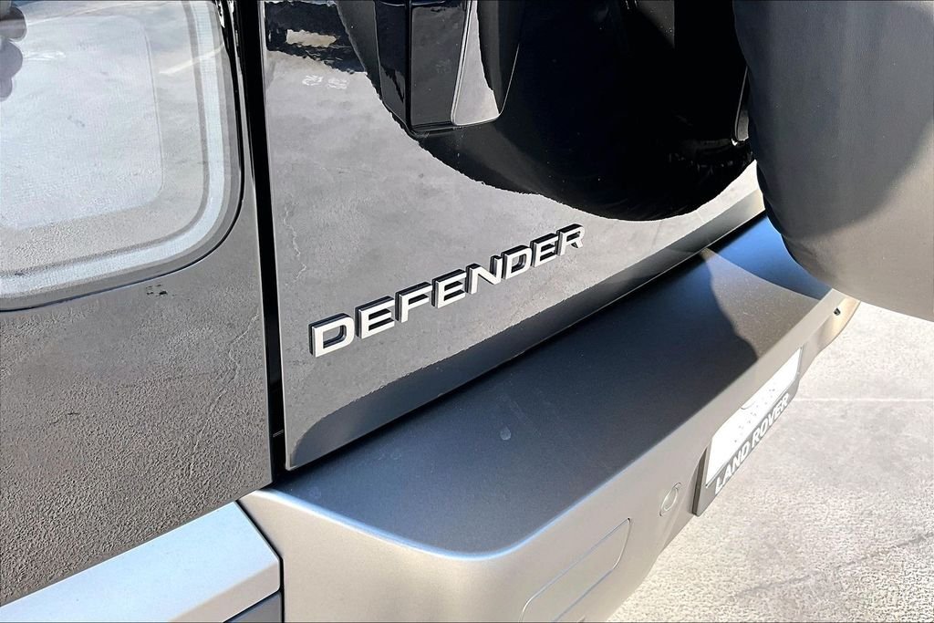New 2026 SANTORINI BLACK Land Rover S image 9