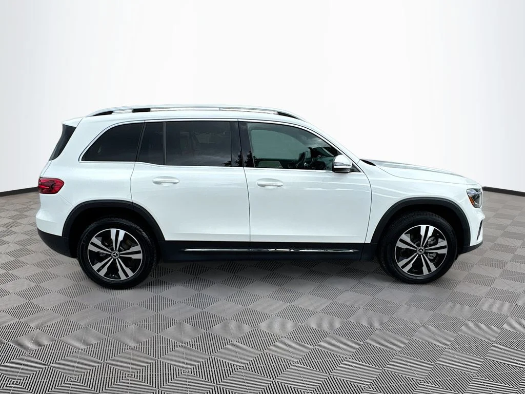 Used 2025  Mercedes-Benz GLB 250 image 5