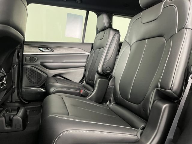 New 2026 Bright White Clear-Coat Exterior Paint Jeep Limited image 7