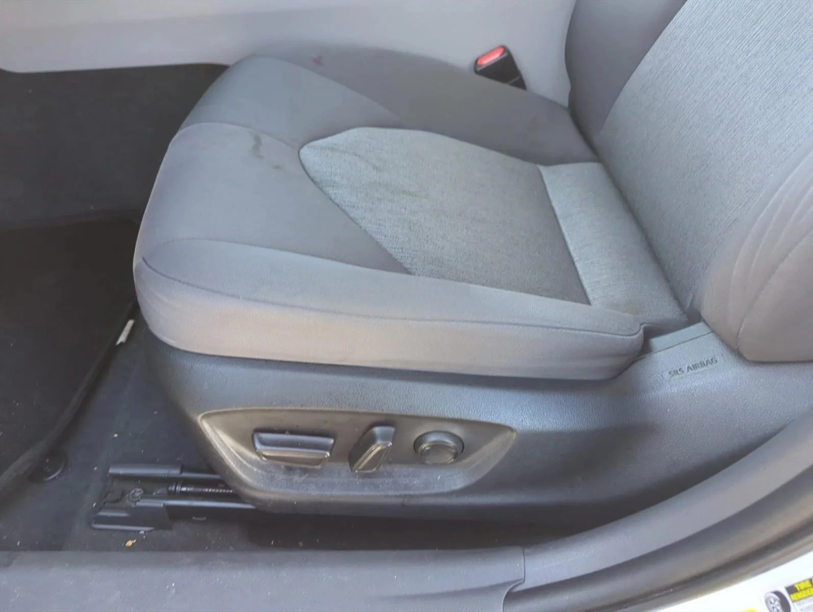 Used 2022 White Toyota LE image 11