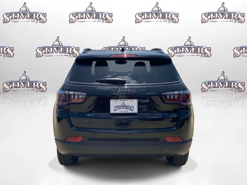 New 2026 Diamond Black Crystal Pearlcoat Jeep Latitude Altitude image 6
