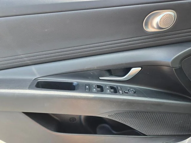 Used 2025 White Hyundai SEL Convenience image 34