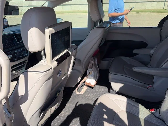 Used 2017 Gray Chrysler Platinum image 7