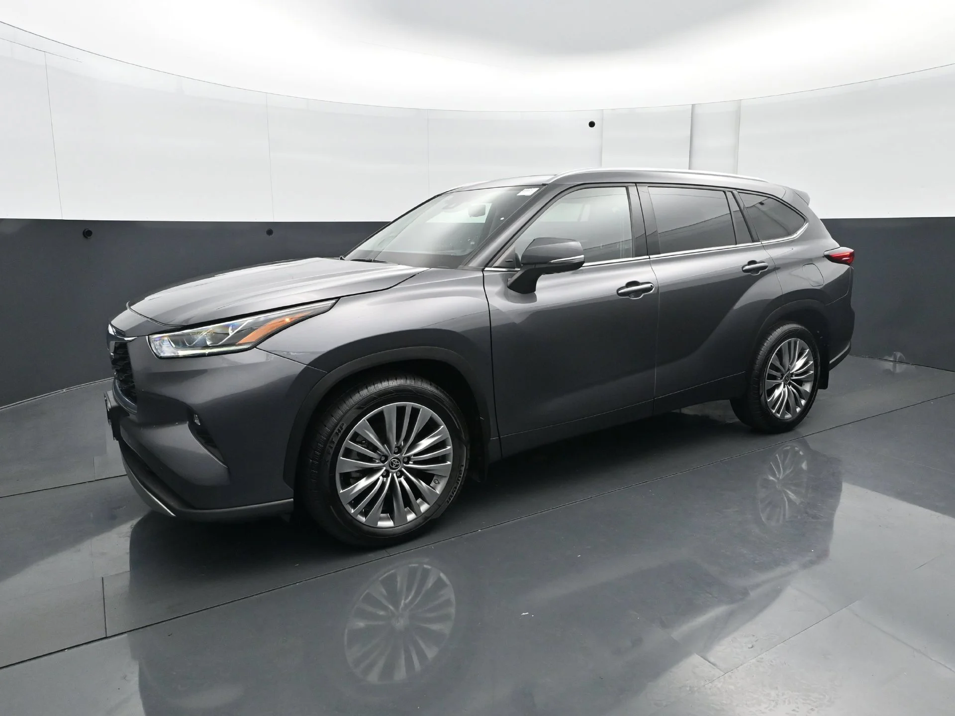 Used 2021 Toyota Highlander Limited with VIN 5TDFZRBH4MS160604 for sale in Burnsville, Minnesota
