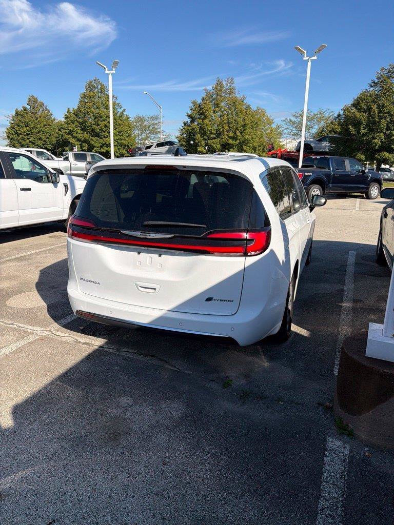 Used 2024 Bright White Clearcoat Chrysler Select image 5