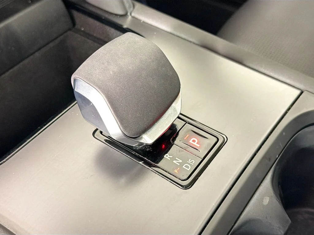 Used 2025 White Land Rover S image 17