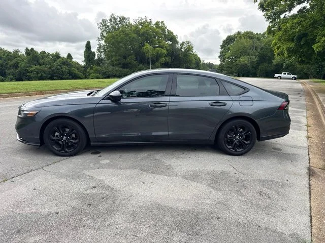 Used 2025 White Honda SE image 4
