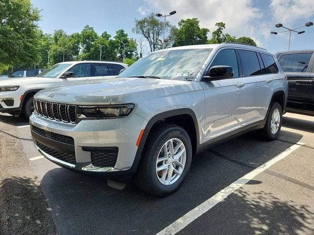 New 2026 Silver Zynith Exterior Paint Jeep Laredo X image 2