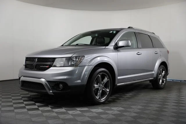 Used 2018 Silver Dodge Crossroad image 2