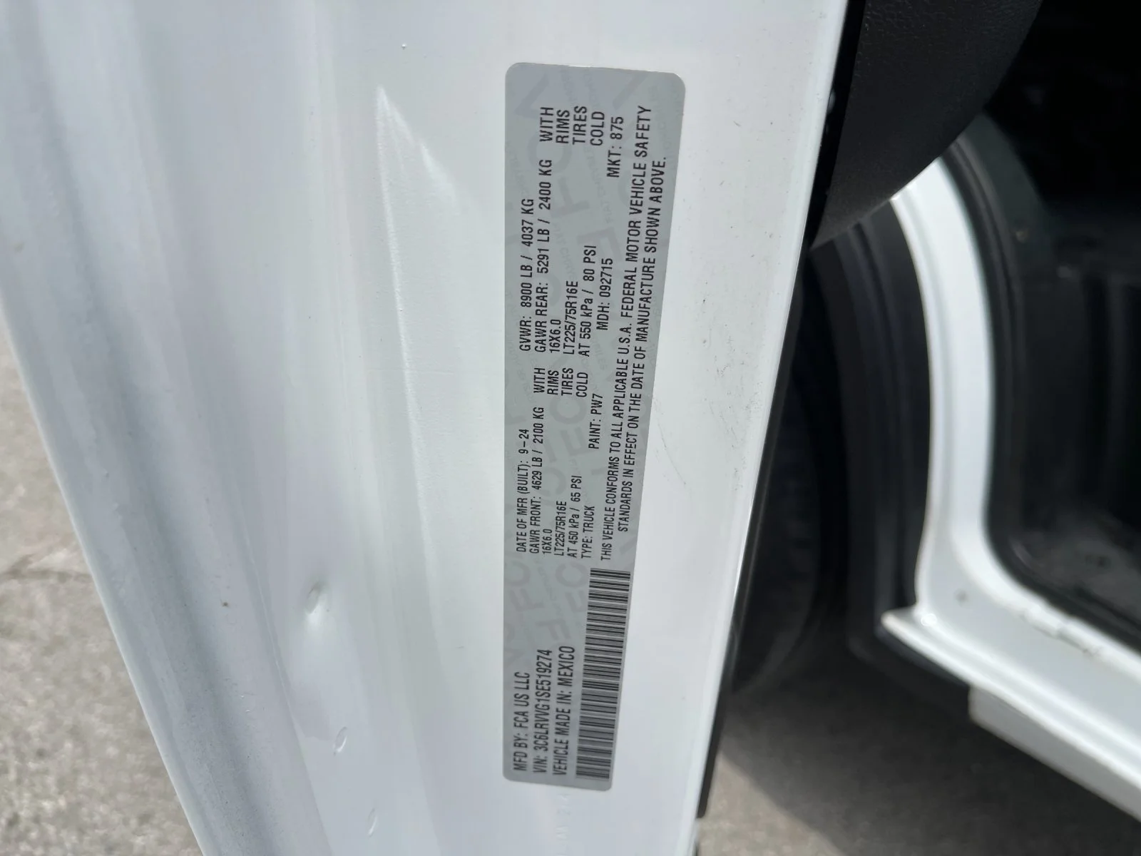 Used 2025 White Ram Base image 33