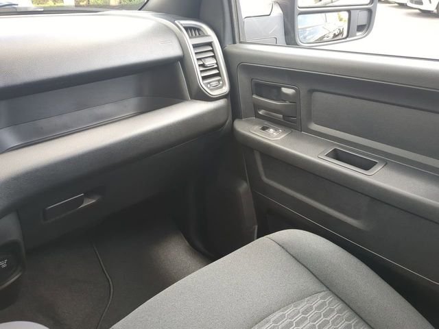 New 2026 Diamond Black Crystal Pearl-Coat Exterior Paint RAM Tradesman image 18
