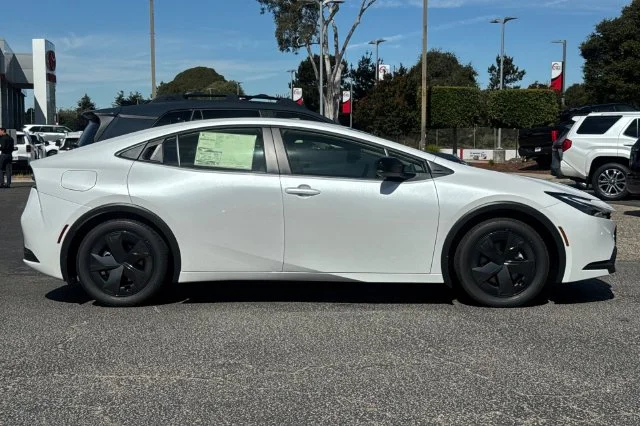 New 2027 Wind Chill Pearl <sup>1</sup> Toyota  SE image 3