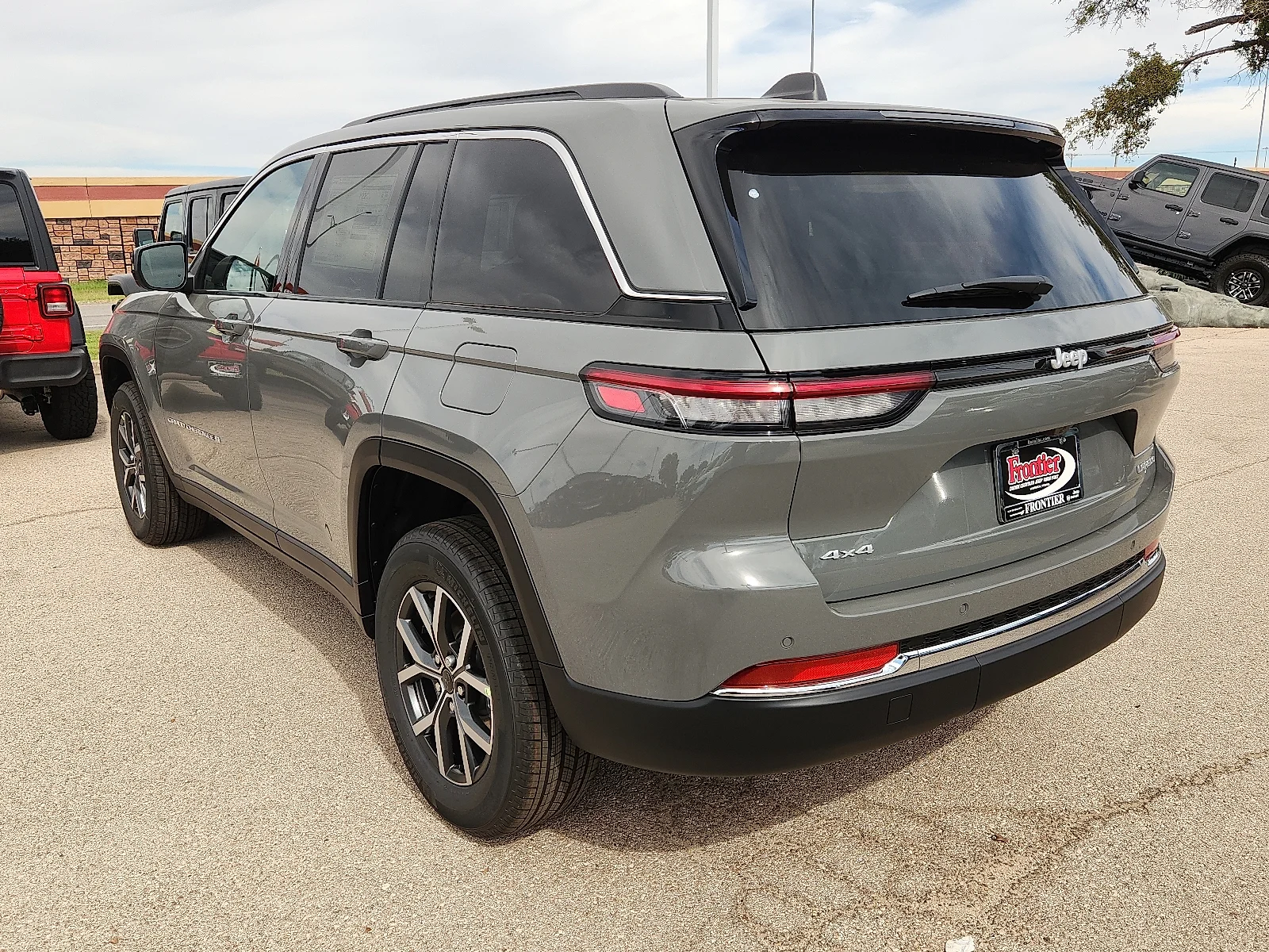 New 2027 Sting-Gray Clear-Coat Paint Jeep LAREDO X 4X4 image 3